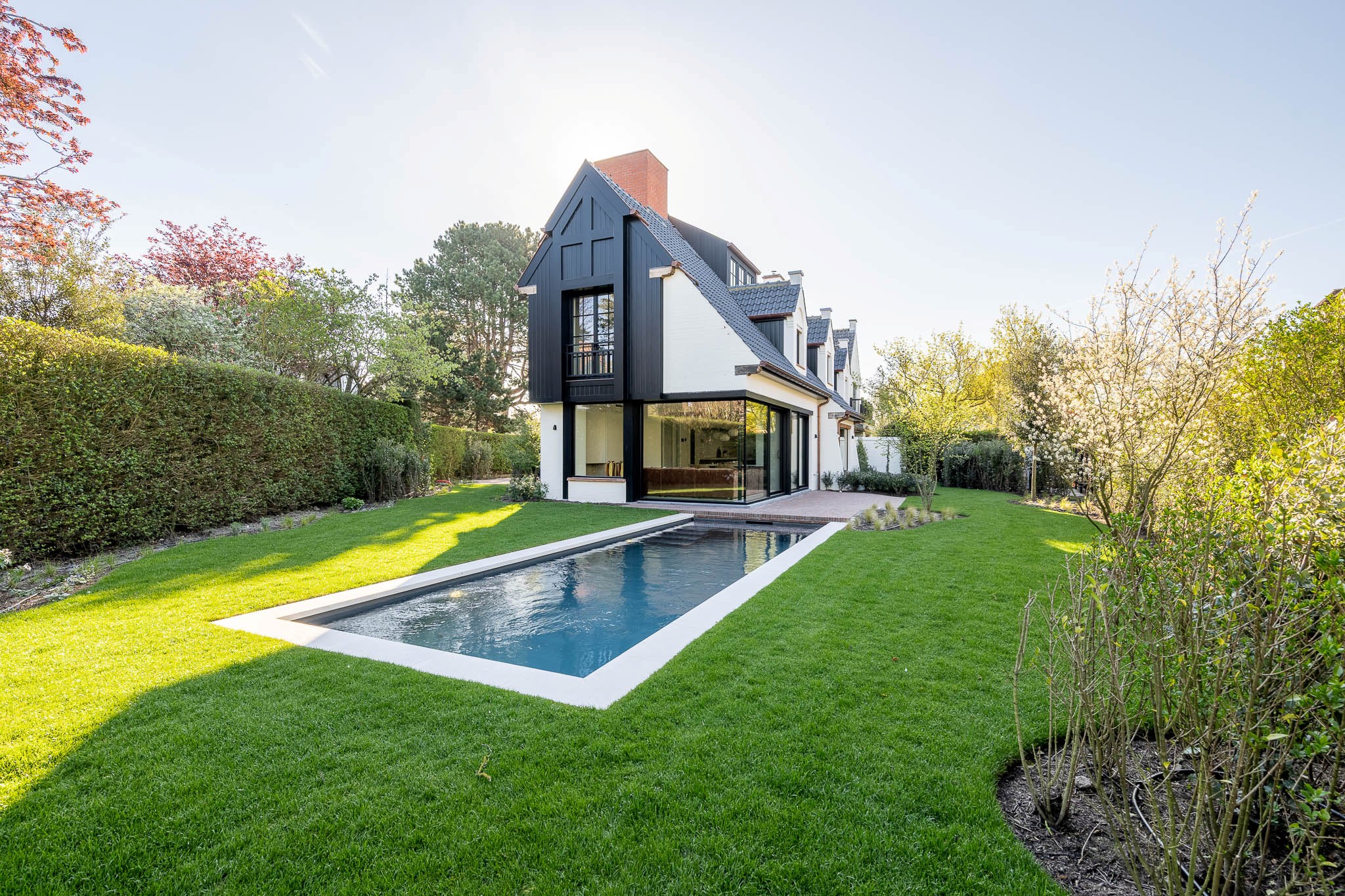 Luxueus gerenoveerde koppelvilla met zwembad in de Noordzeelaan te Knokke. 