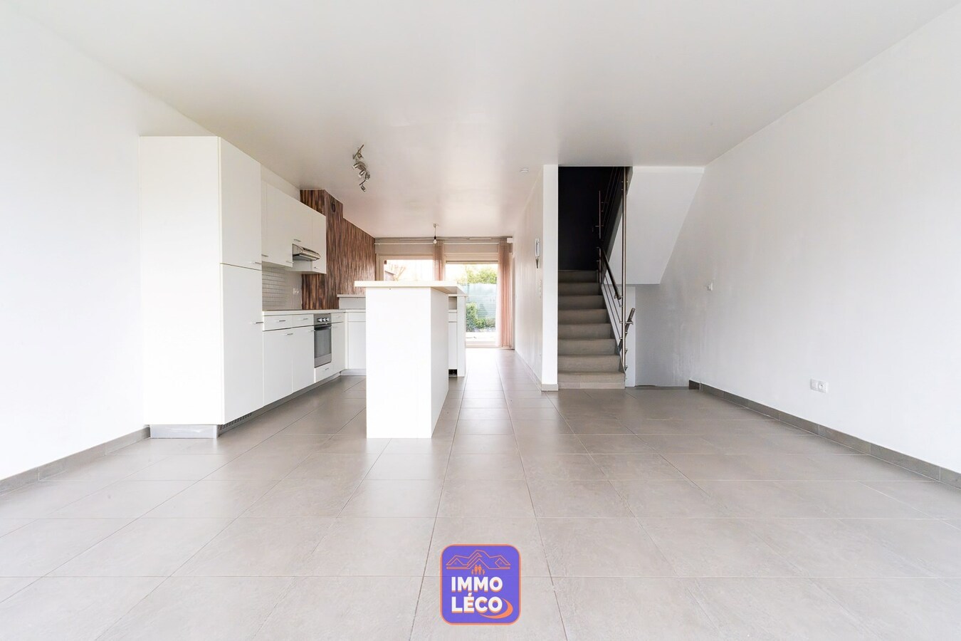 Maison moderne dans un lotissement avec parking 2 voit. &amp; jardin, proche de la Gare ! 