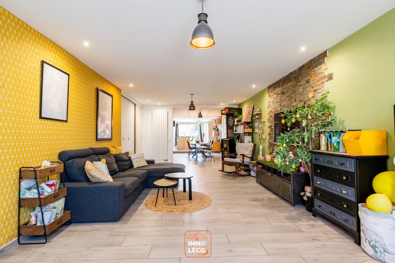 Superbe maison rénovée  3 façades avec passage latéral, 3 chambres, 2 salles de bains, jardin, COUP DE CŒUR !! 