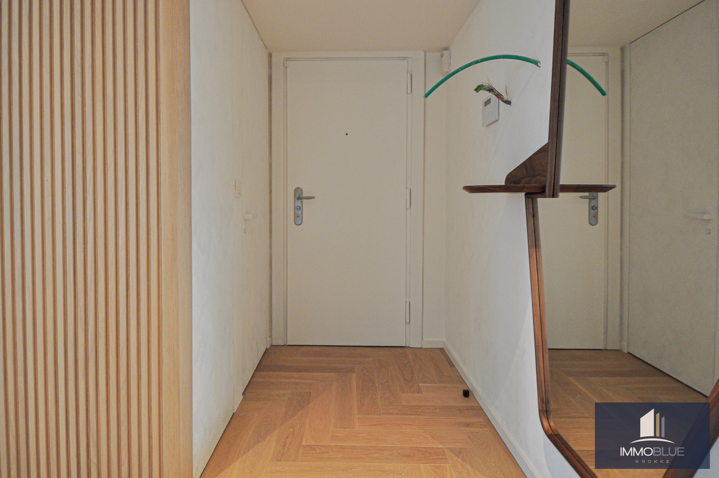 Appartement entièrement rénové et lumineux avec une vue dégagée magnifique, situé dans une résidence de standing. 