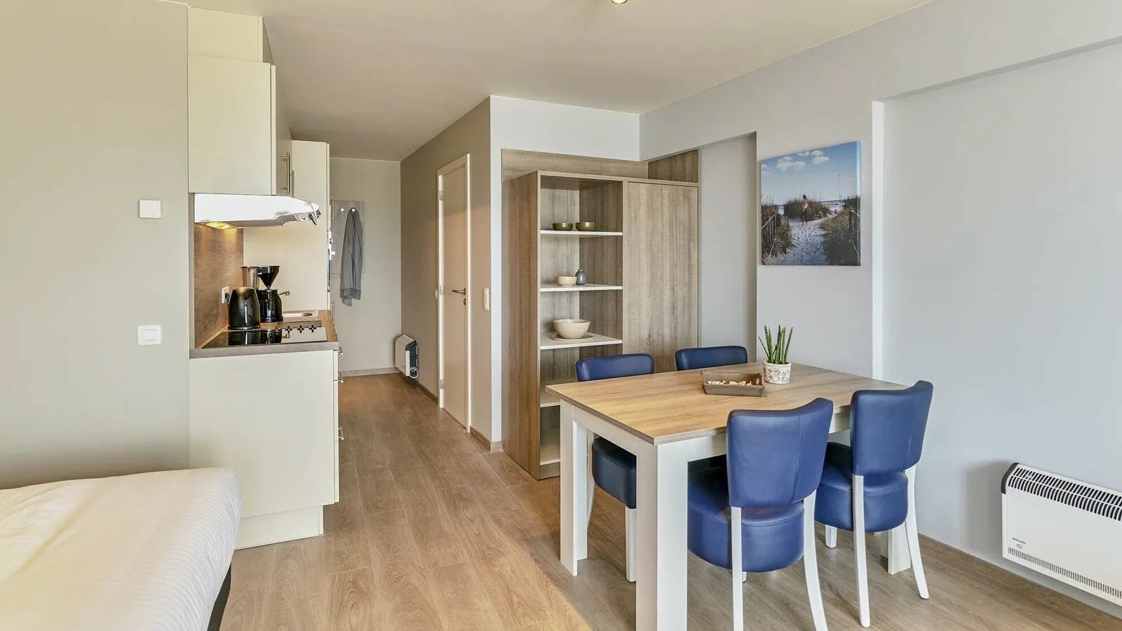 Vakantieverblijf met zuidgericht terras, aparte slaapkamer en dubbelbed op de zeedijk van Blankenberge 