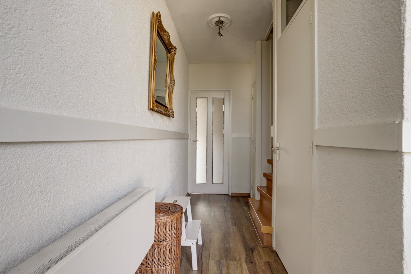 Ruime uitgebouwde 6-kamer hoekwoning met kunststofkozijnen, dakkapellen, grote tuin en eigen grond. 