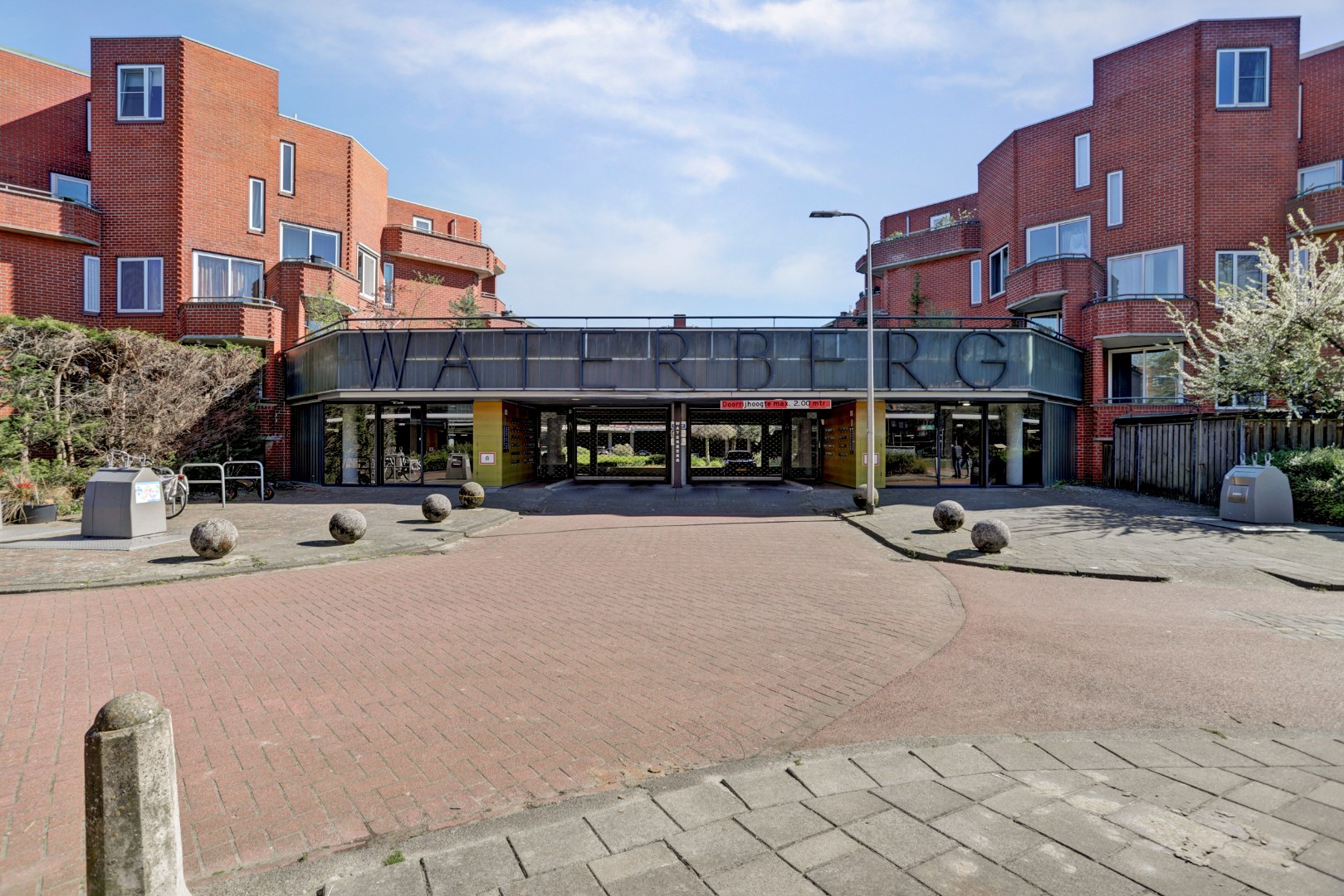 Instapklaar 3-kamer appartement op de 4e en 5e verdieping met ruim zonnig terras, eigen parkeerplaats in de parkeergarage, berging in de onderbouw en gelegen op eigen grond. 