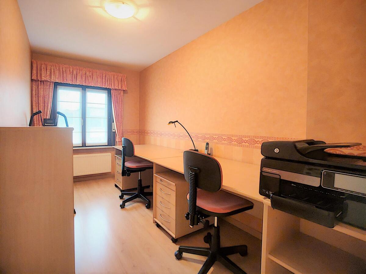 Grote, praktisch ingedeelde woning met oprit, garage &amp; tuin - Heist 