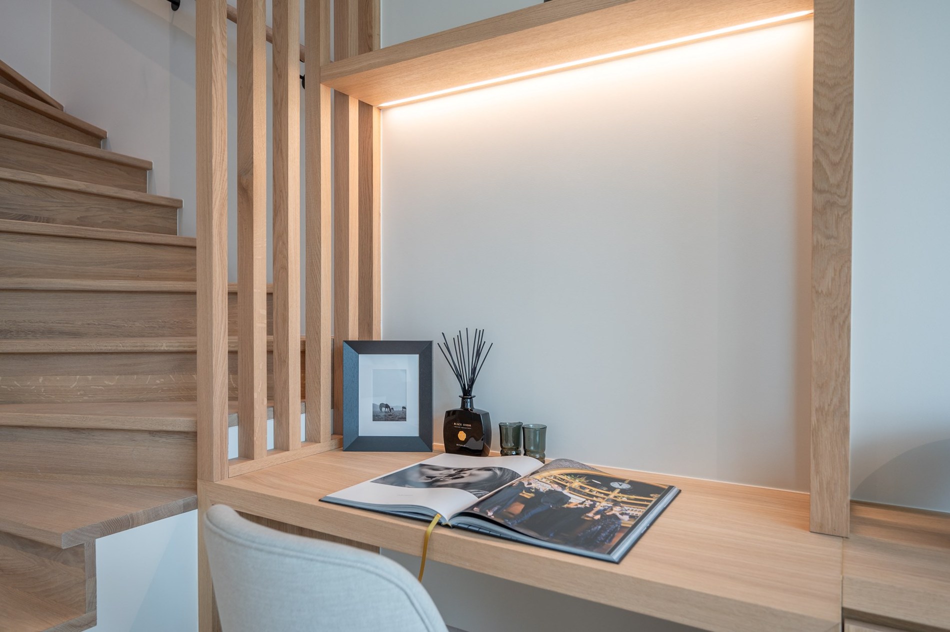 et strand.Magnifique appartement en duplex magnifiquement rénové avec vue latérale sur la mer, 2 chambres à coucher complètes, 2 grandes terrasses et un niveau de finition exceptionnel, situé à quelqu 