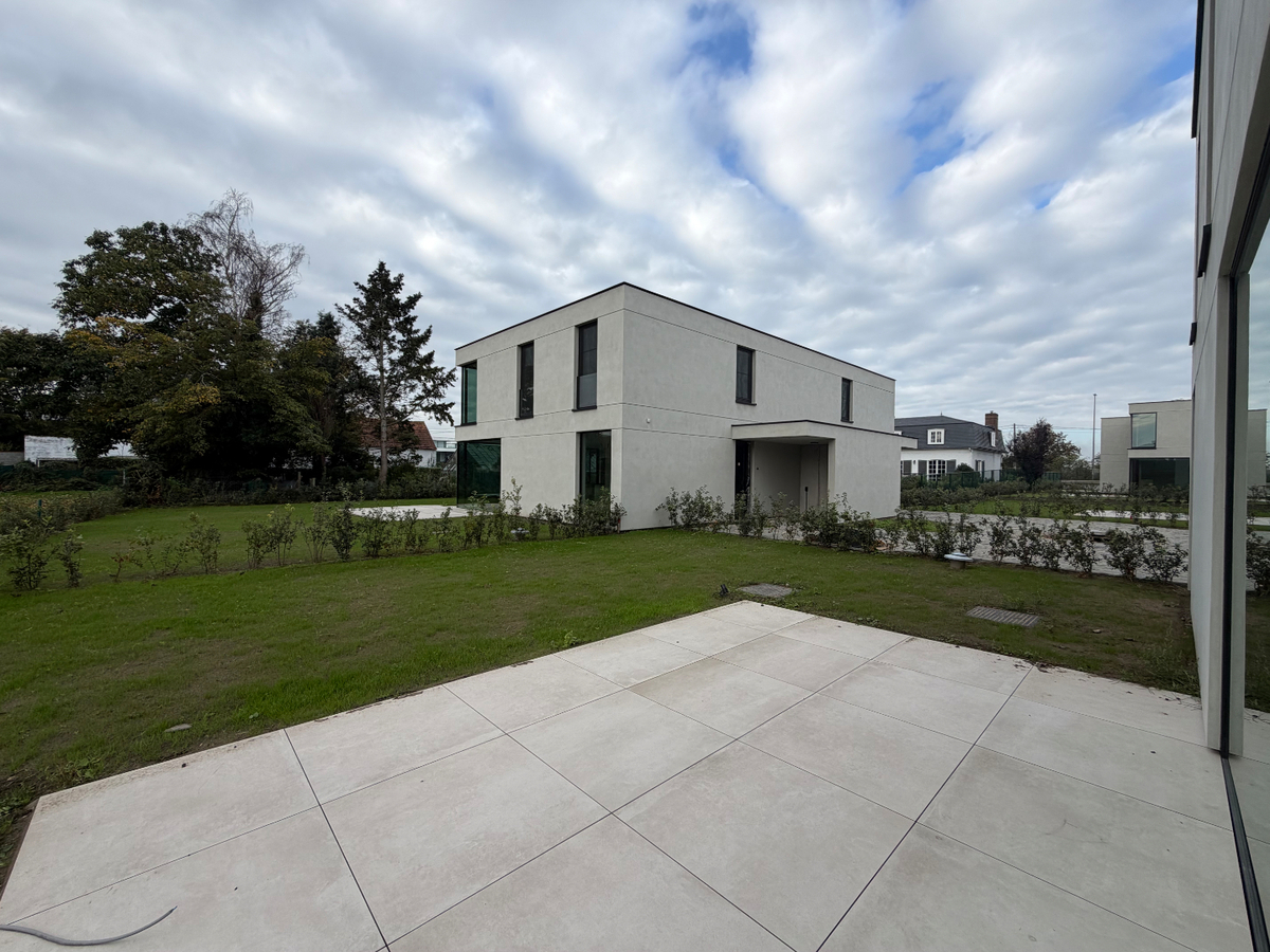 Ruime nieuwbouwwoning met terras en tuin. 