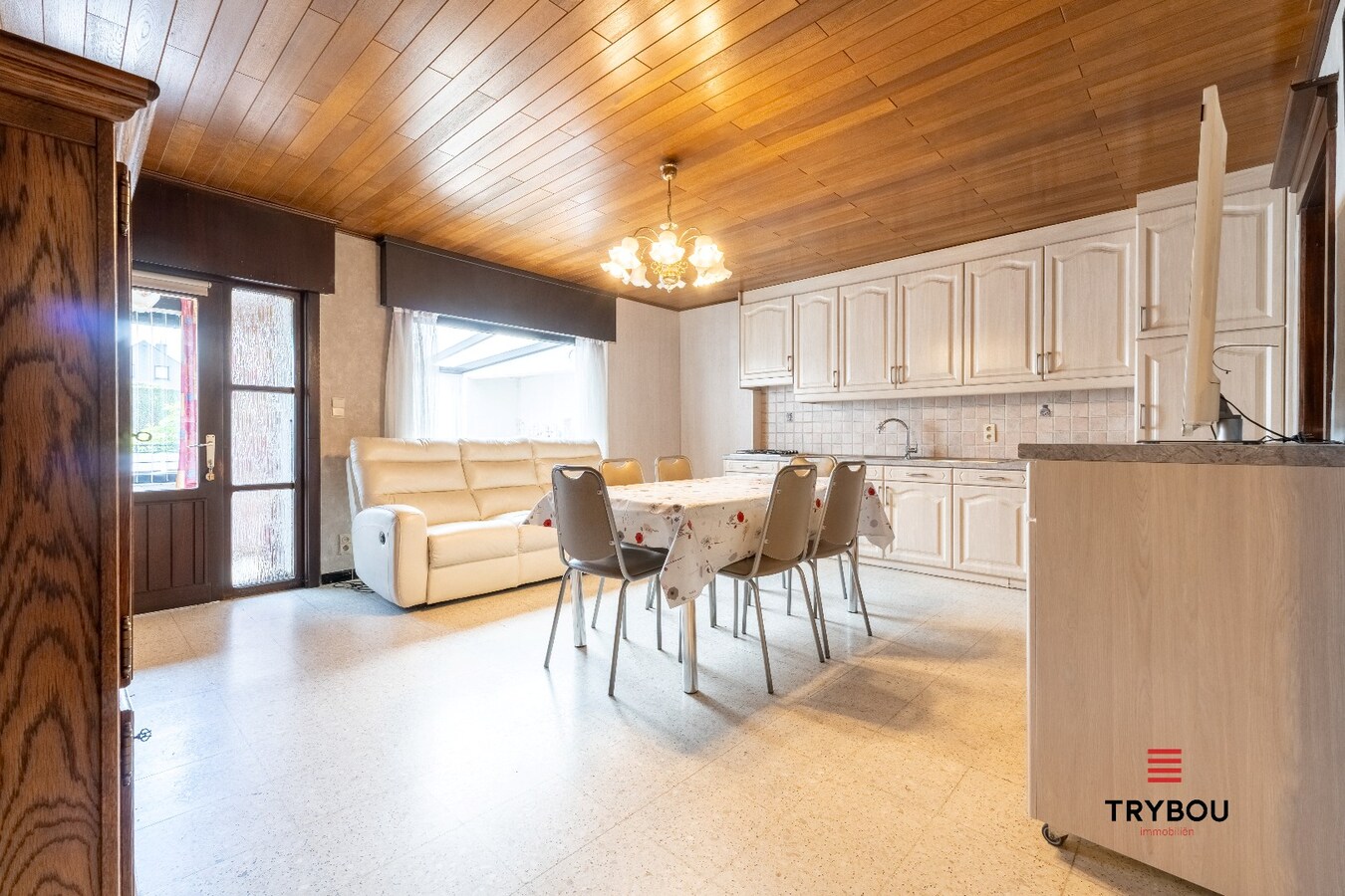 Verrassend ruime woning aan de rand van Houthulst op ruim perceel van 720m². 