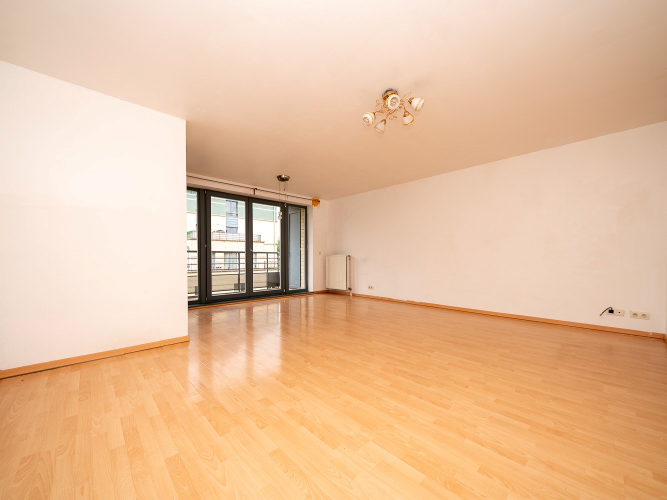 Recent 2-slaapkamer appartement met kelder 