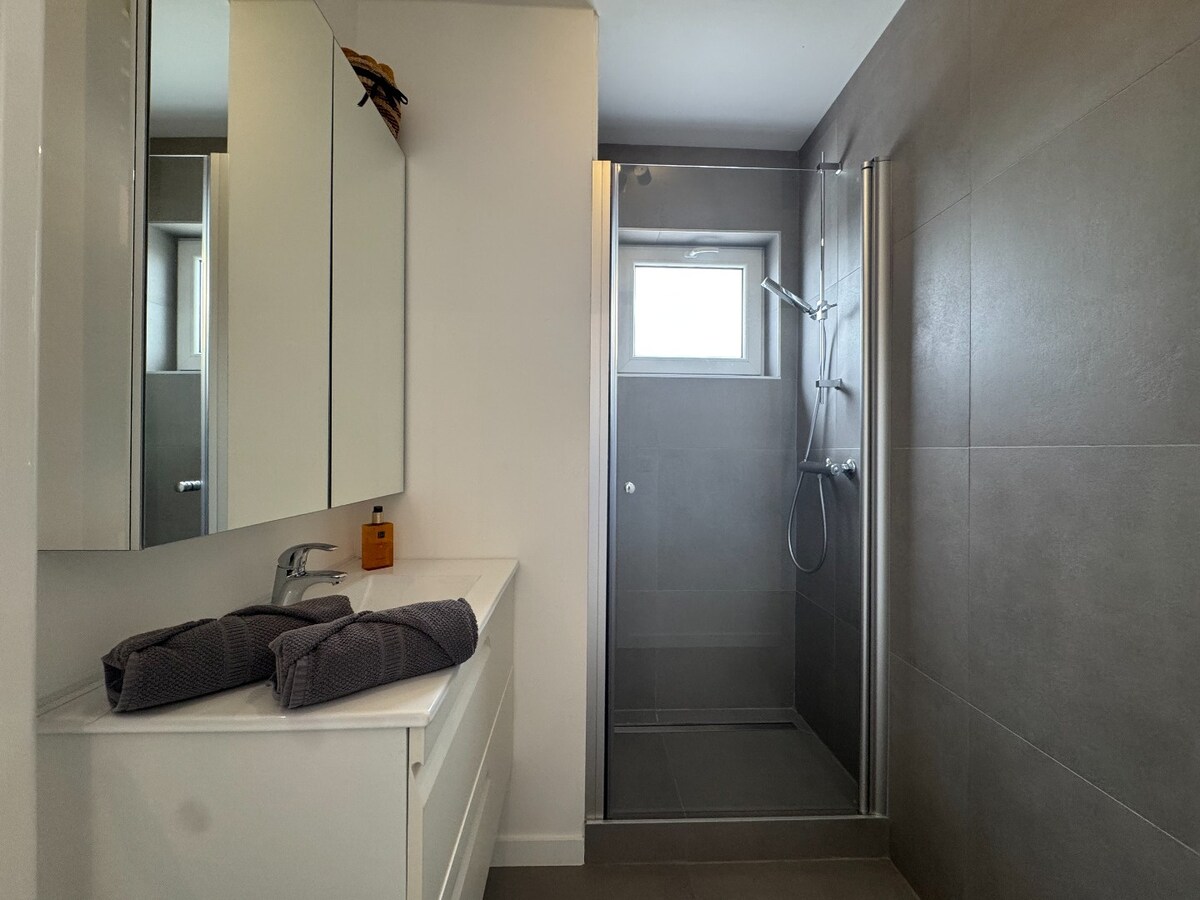 Exclusief hoekpenthouse met uitzonderlijk zeezicht en riant zonneterras in Heist. 