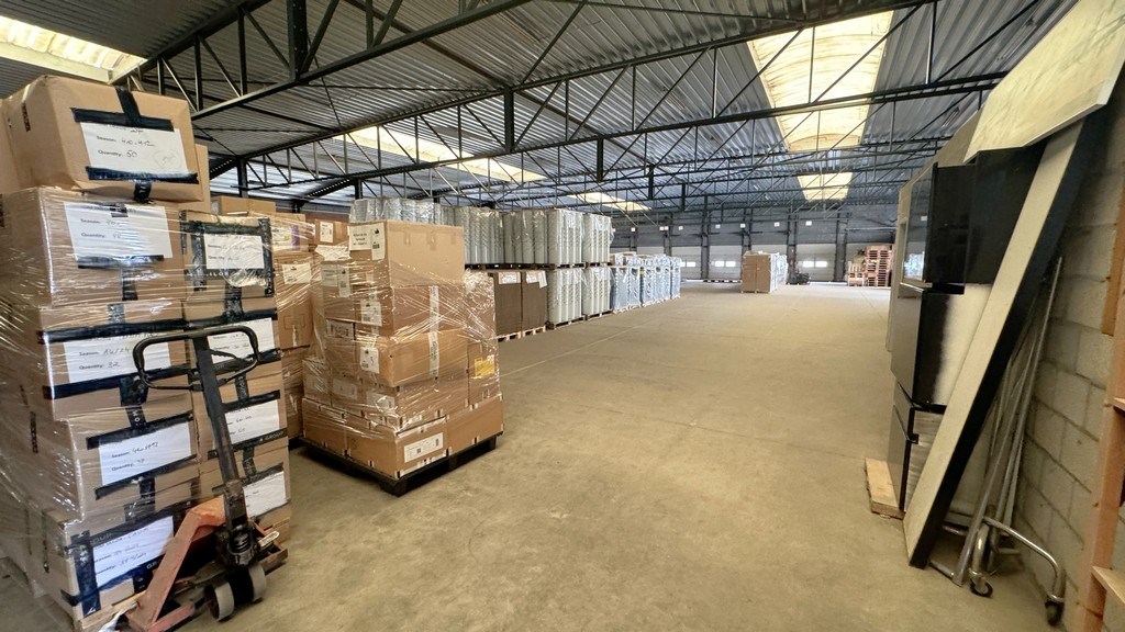 Loods met kantoor te huur nabij E313 in Wommelgem