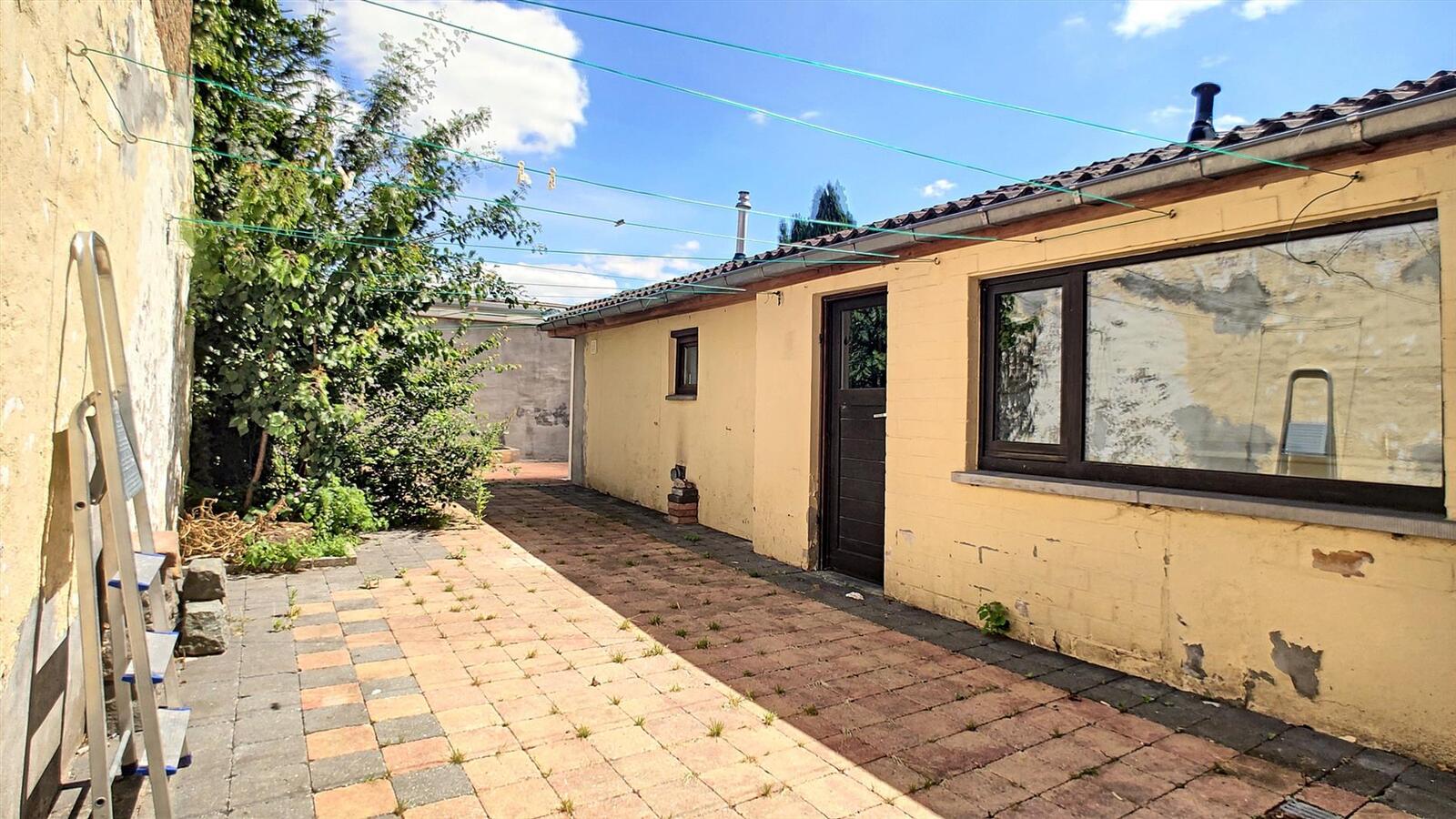 Volledig te renoveren woning met aangename tuin - Heist 