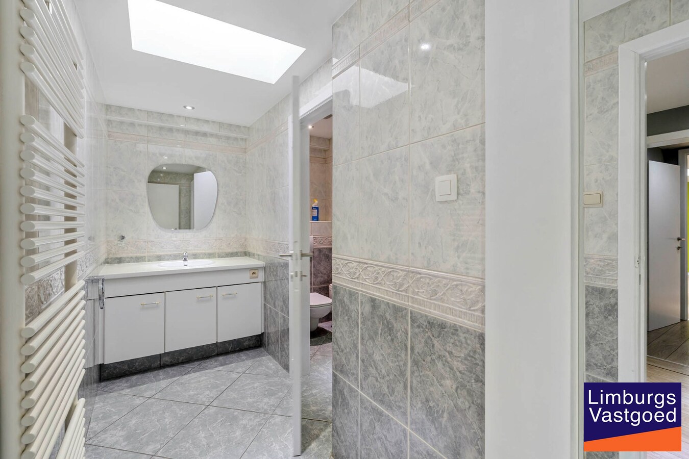 Bedrijfsgebouw met kantoren, magazijnen en woonst - groot 2580 m² 