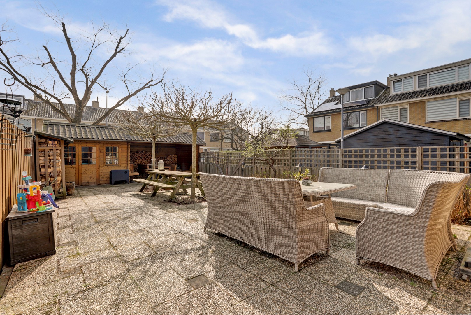 Ruime uitgebouwde 6-kamer hoekwoning met kunststofkozijnen, dakkapellen, grote tuin en eigen grond. 