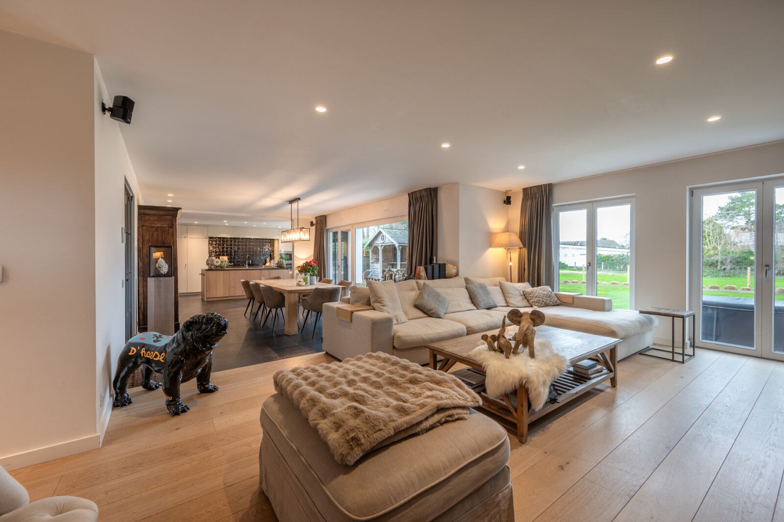 Prachtig gerenoveerde alleenstaande villa geniet van een uitstekende centrale ligging, op slechts enkele minuten van het centrum van Knokke. 