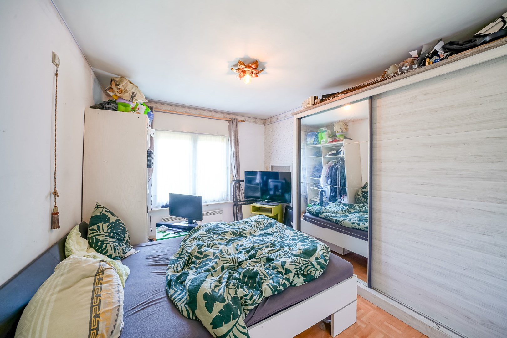 Opbrengstwoning met 2 verhuurde appartementen, tuin en 2 garages in Stene 