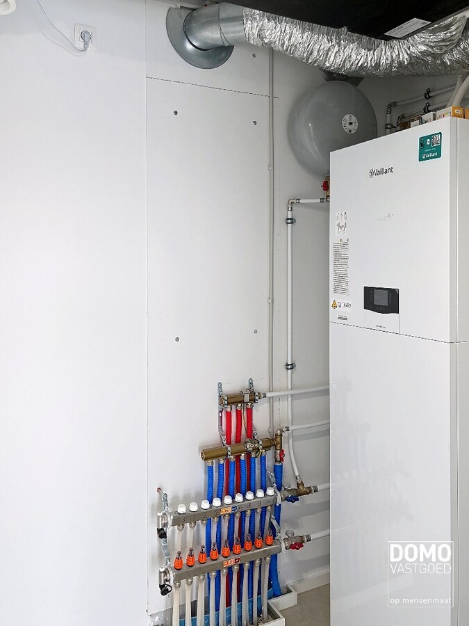 Penthouse met twee slaapkamers, ruim terras en autostandplaats te Kermt 