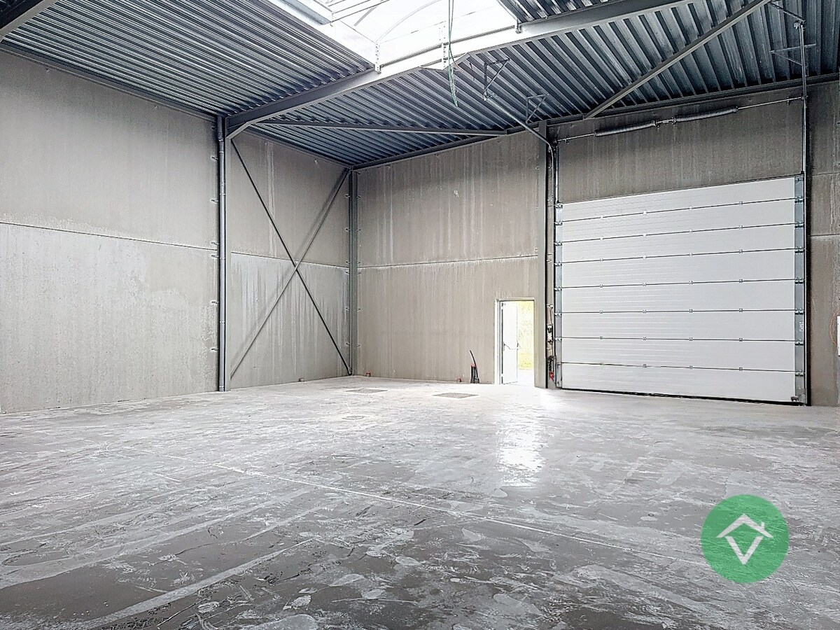 Nieuwbouw loods KMO-UNIT te koop – 192 m² met 2 parkeerplaatsen inbegrepen op de industriezone te Aartrijke 