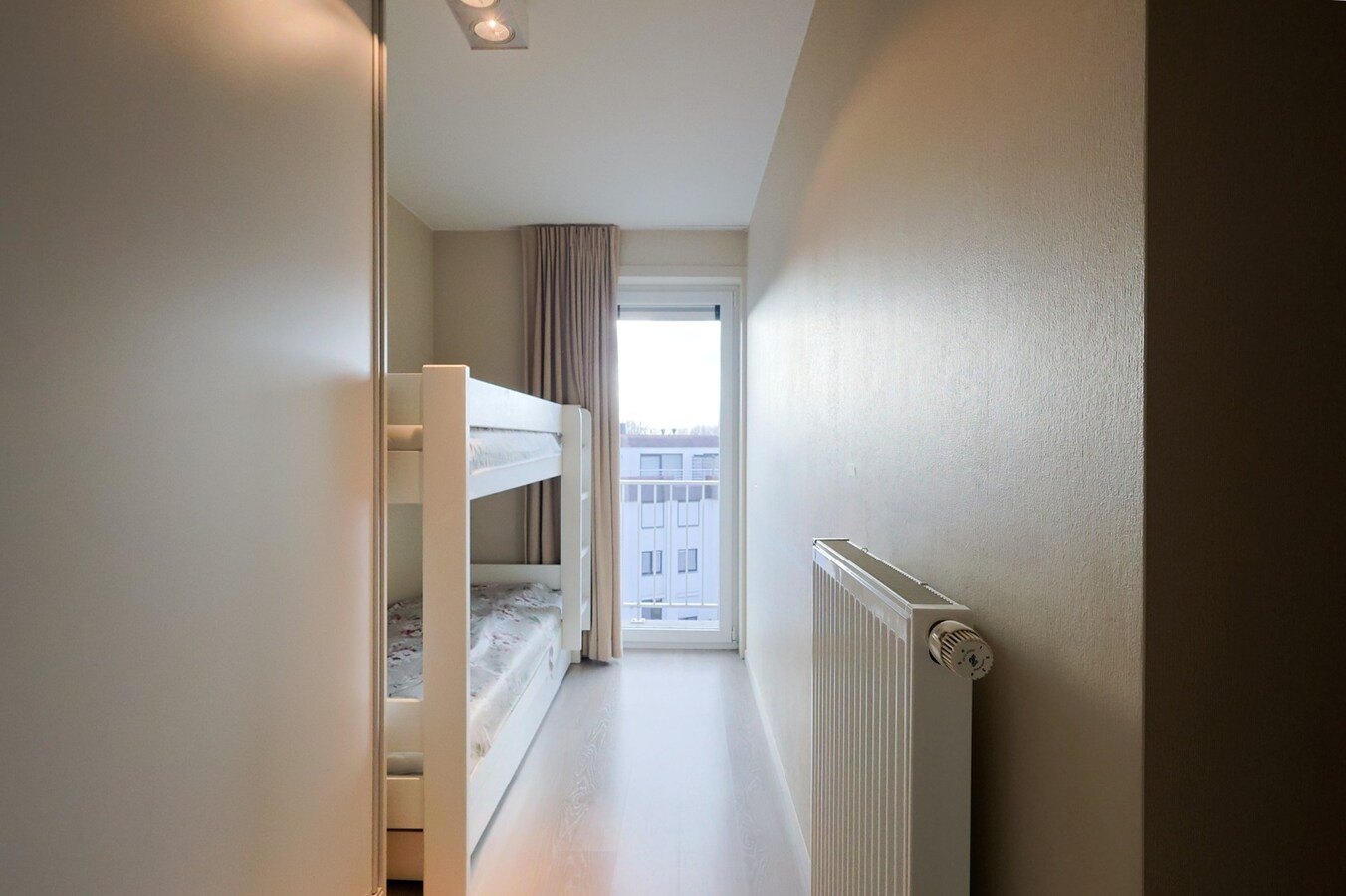 Modern appartement met eigen parkeerplaats nabij het strand Oostduinkerke 