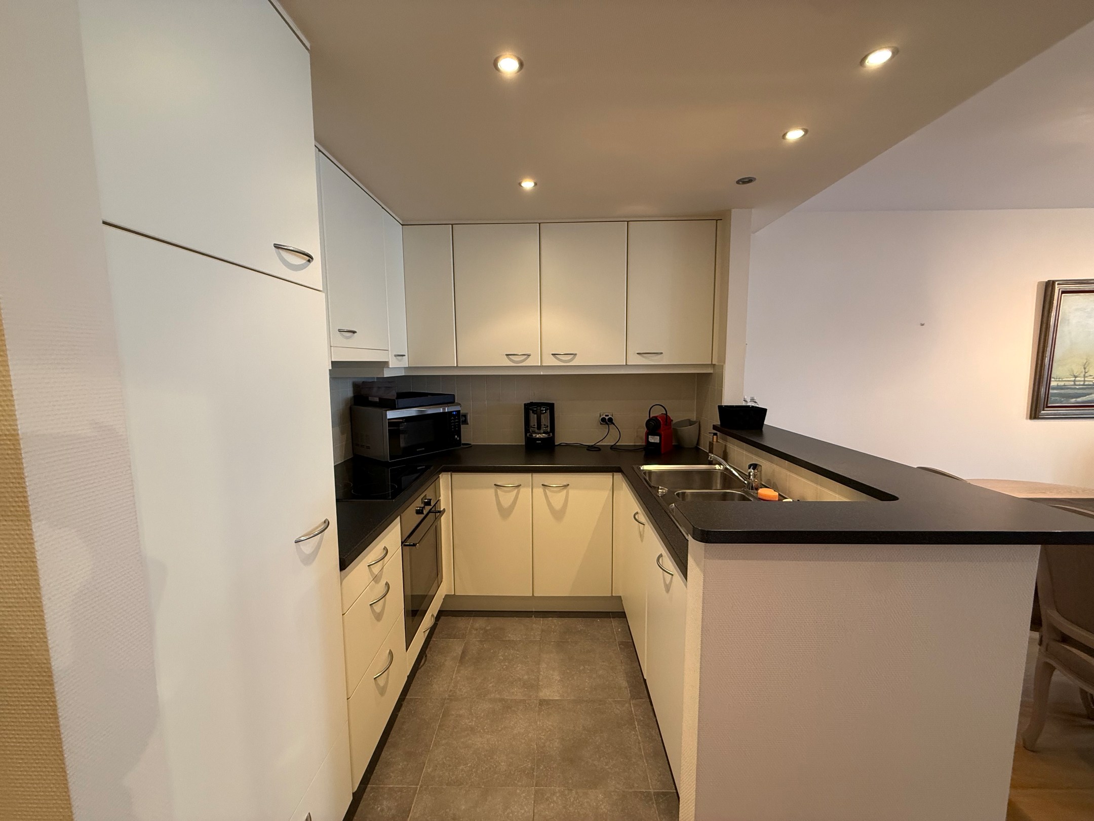 Meublé - Appartement idéalement situé et parfaitement entretenu avec 2 chambres et une grande terrasse situé dans l'avenue Van Bunnen. 