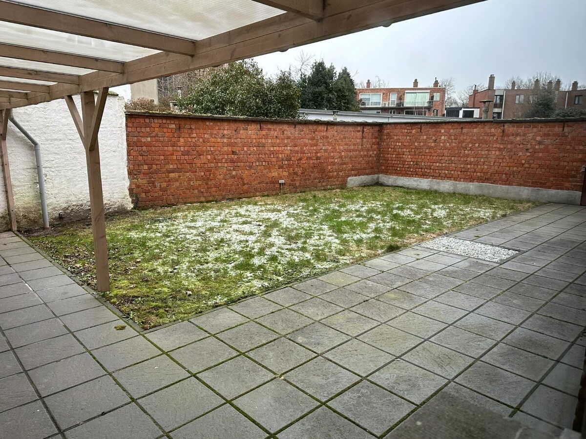 Opbrengsteigendom met 8 appartementen, 10 ondergrondse garageboxen. 