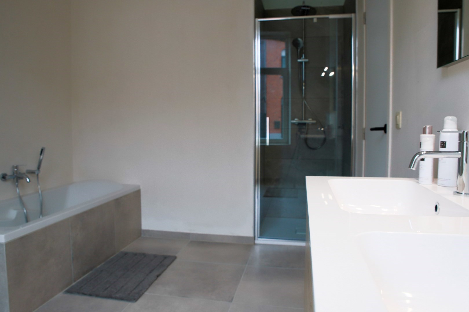 Volledig afgewerkt appartement met 2 slaapkamers en terras 