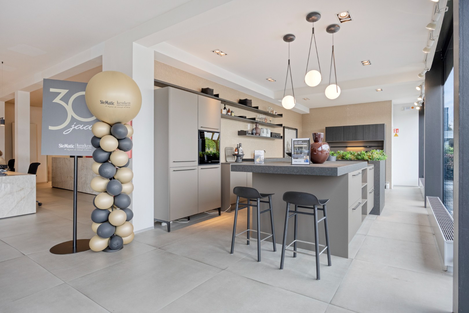 Zeer goed gelegen handelspand van Ca. 880m2 te huur! 