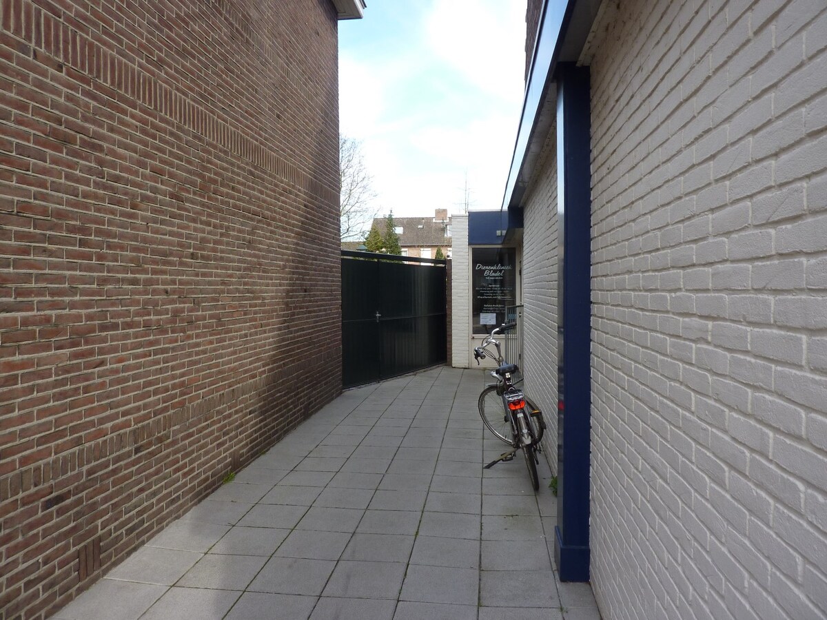 Voormalige winkel/dierenartspraktijk en woning gelegen op een kavel van 865 m2 aan de Sniederslaan 76-78 te Bladel. 