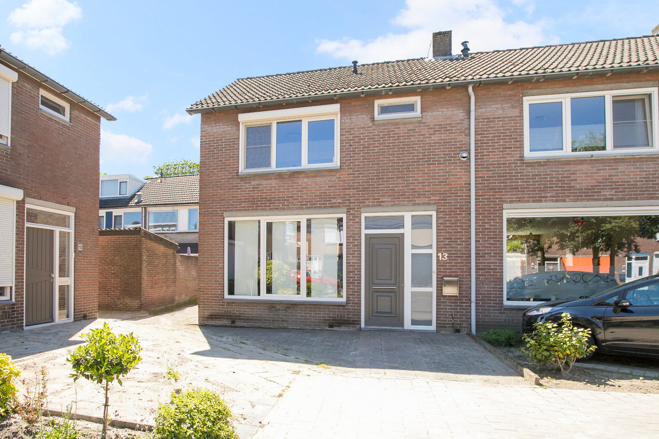 Instapklare eindwoning met 3 slaapkamers en grote zolderverdieping, berging en zonnige achtertuin. 