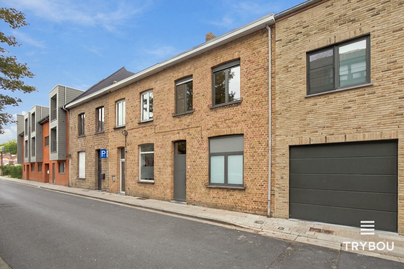Ruime rijwoning in het centrum van Ieper! 