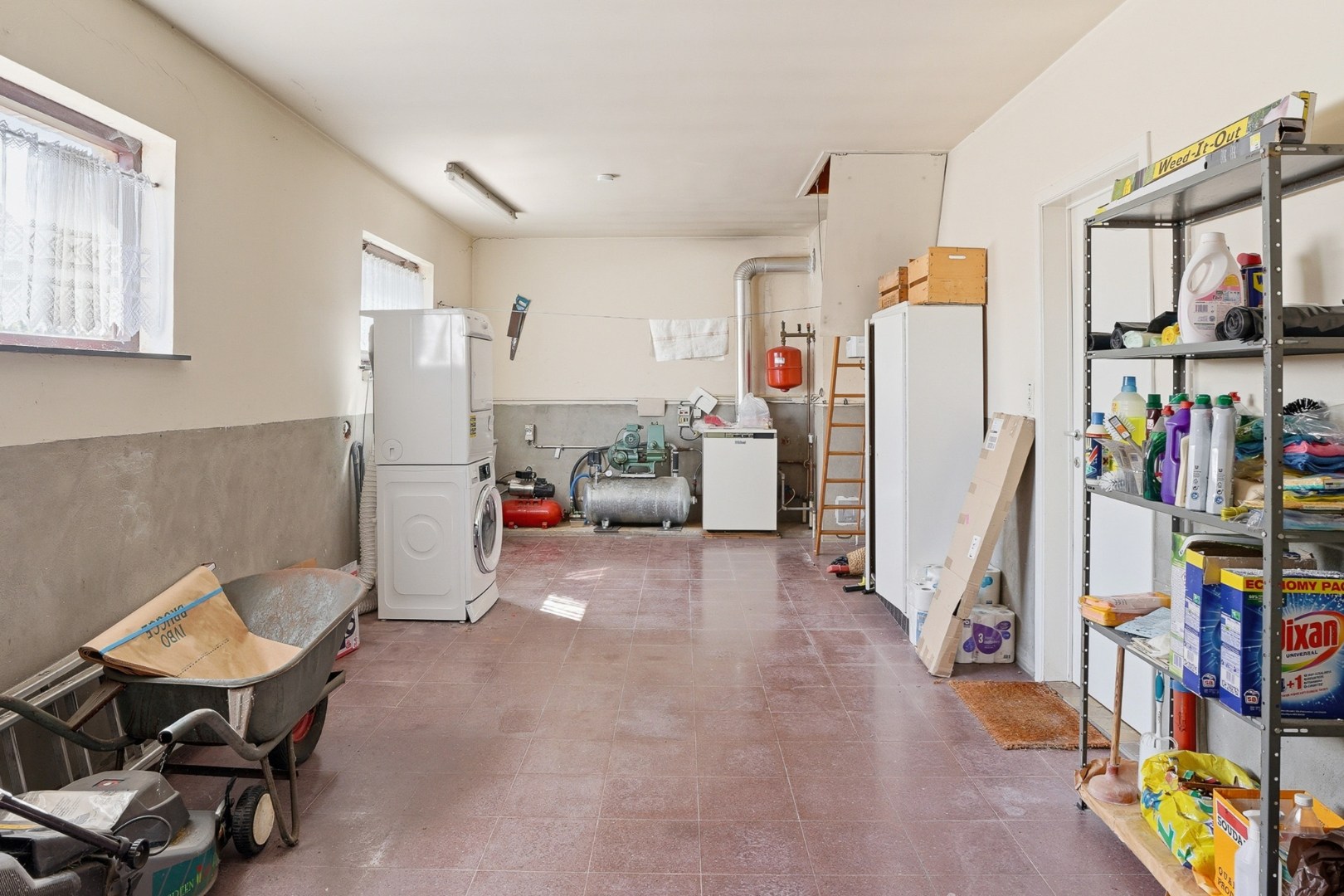Vrijstaande bungalow met 3 slaapkamers, ruime garage en zonnige tuin 