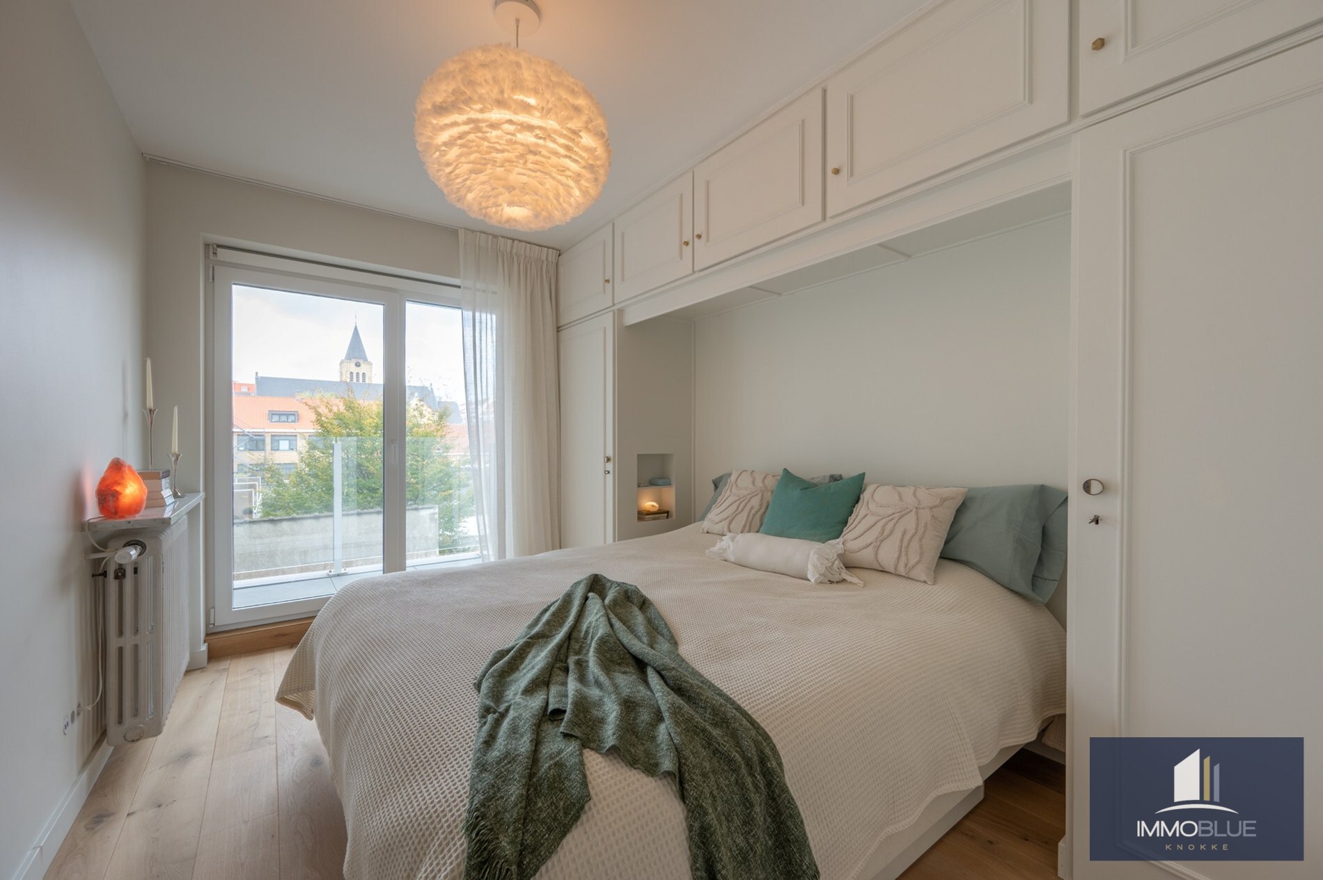 Stijlvol en volledig gerenoveerd appartement op wandelafstand van zee en het commerciële centrum. 