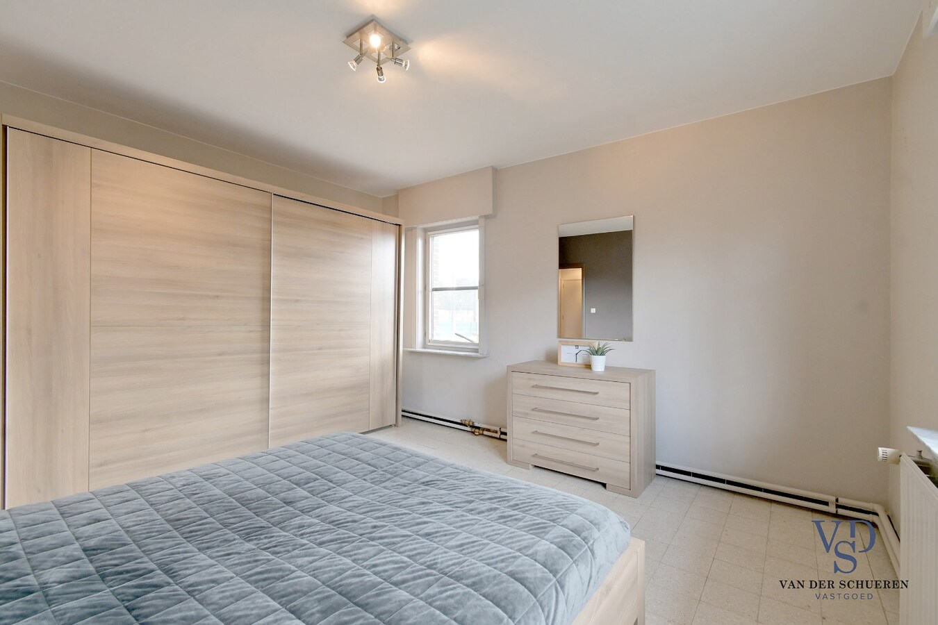 Gelijkvloerse woonst, in een residentiële wijk. 