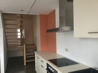 Beau duplex avec grand living traversant 