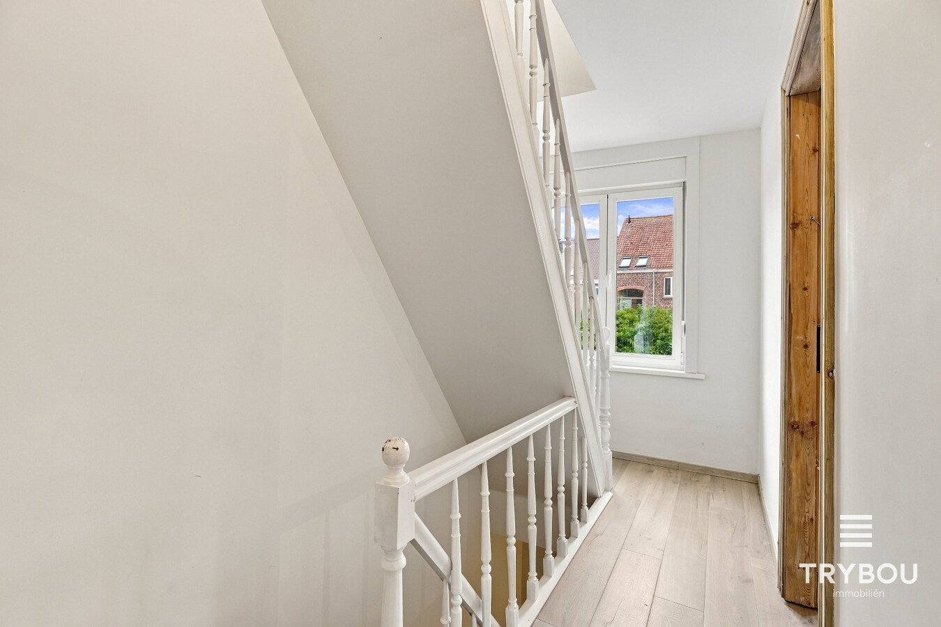 Ruime rijwoning in het centrum van Ieper! 