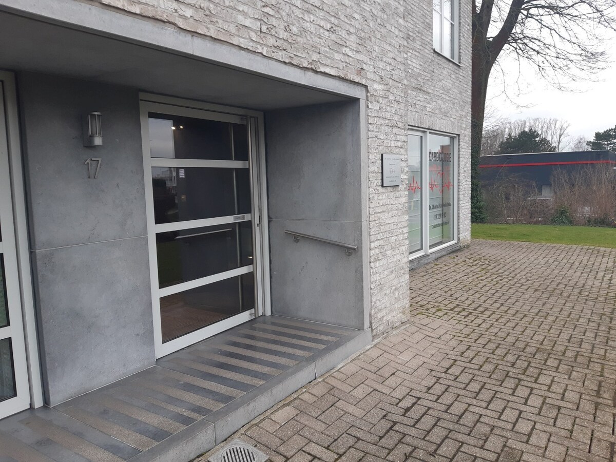 Ruim appartement met 2 terrassen naast Carrefour. 