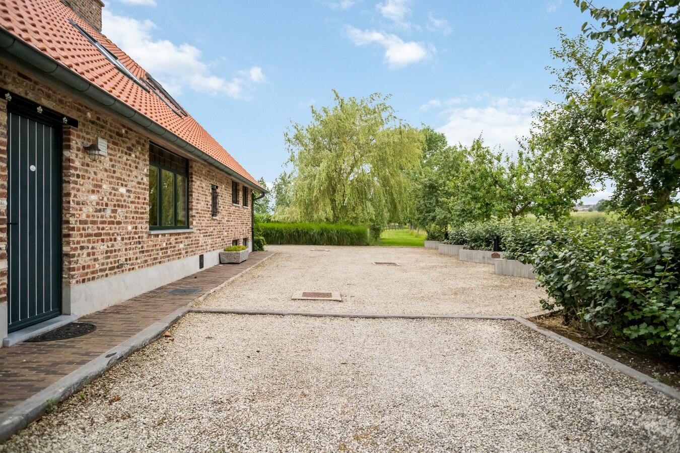 Unieke vierkantshoeve op toplocatie in Heuvelland te koop! 