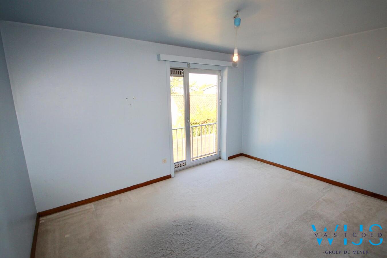 Vlot te renoveren woonhuis op een ruim perceel van 1130 vierkante meter te OOSTEEKLO ! 