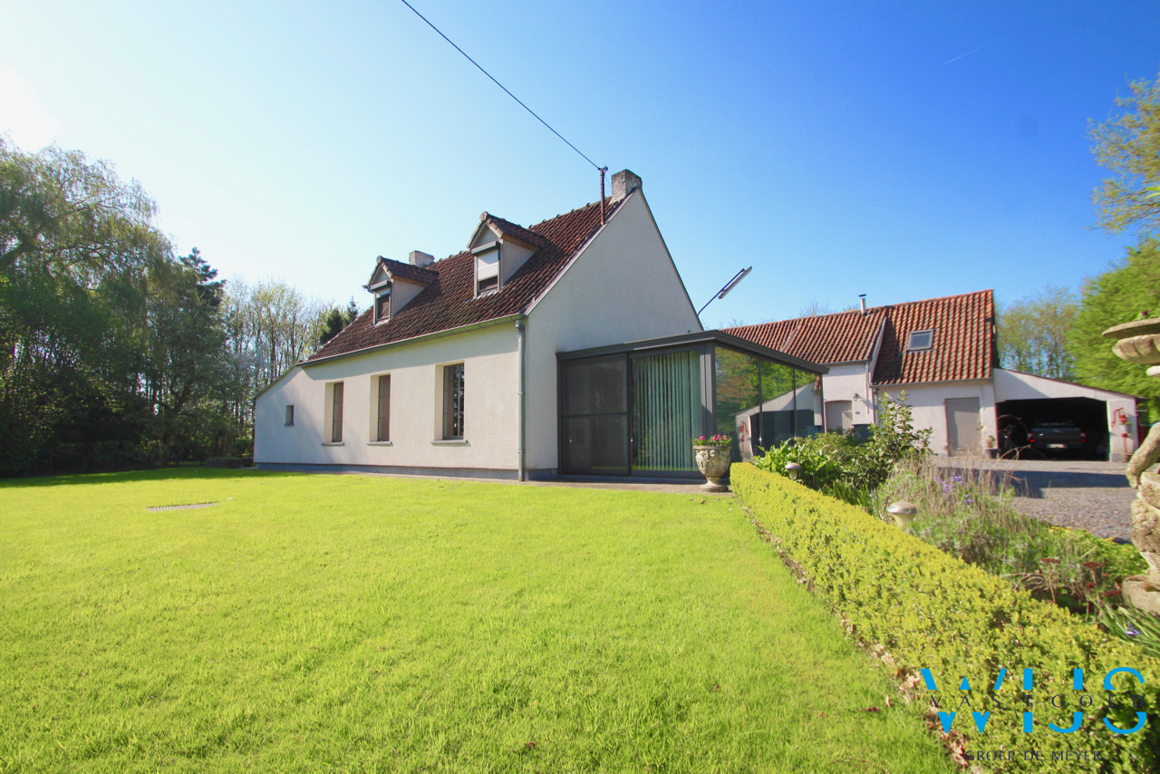 Fenomenaal gelegen Hoeve met bijgebouwen te Assenede ! 