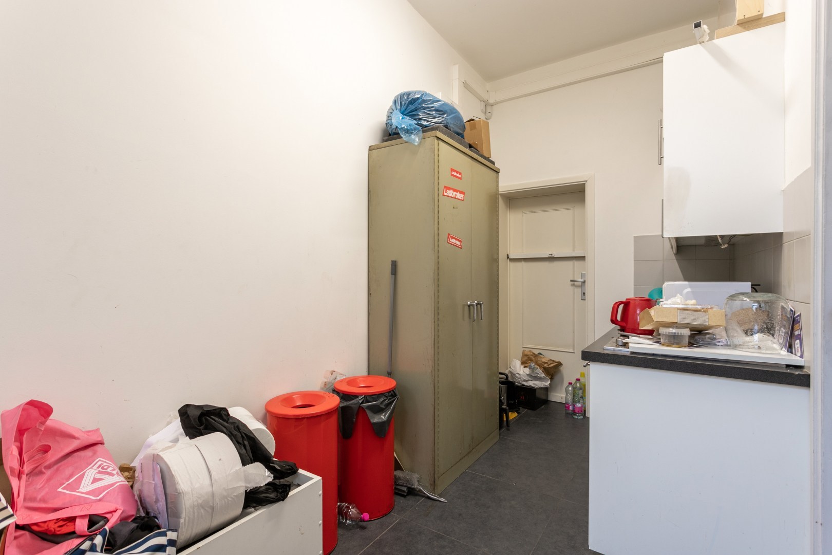 Opbrengsteigendom: commercieel glv en 3 appt 