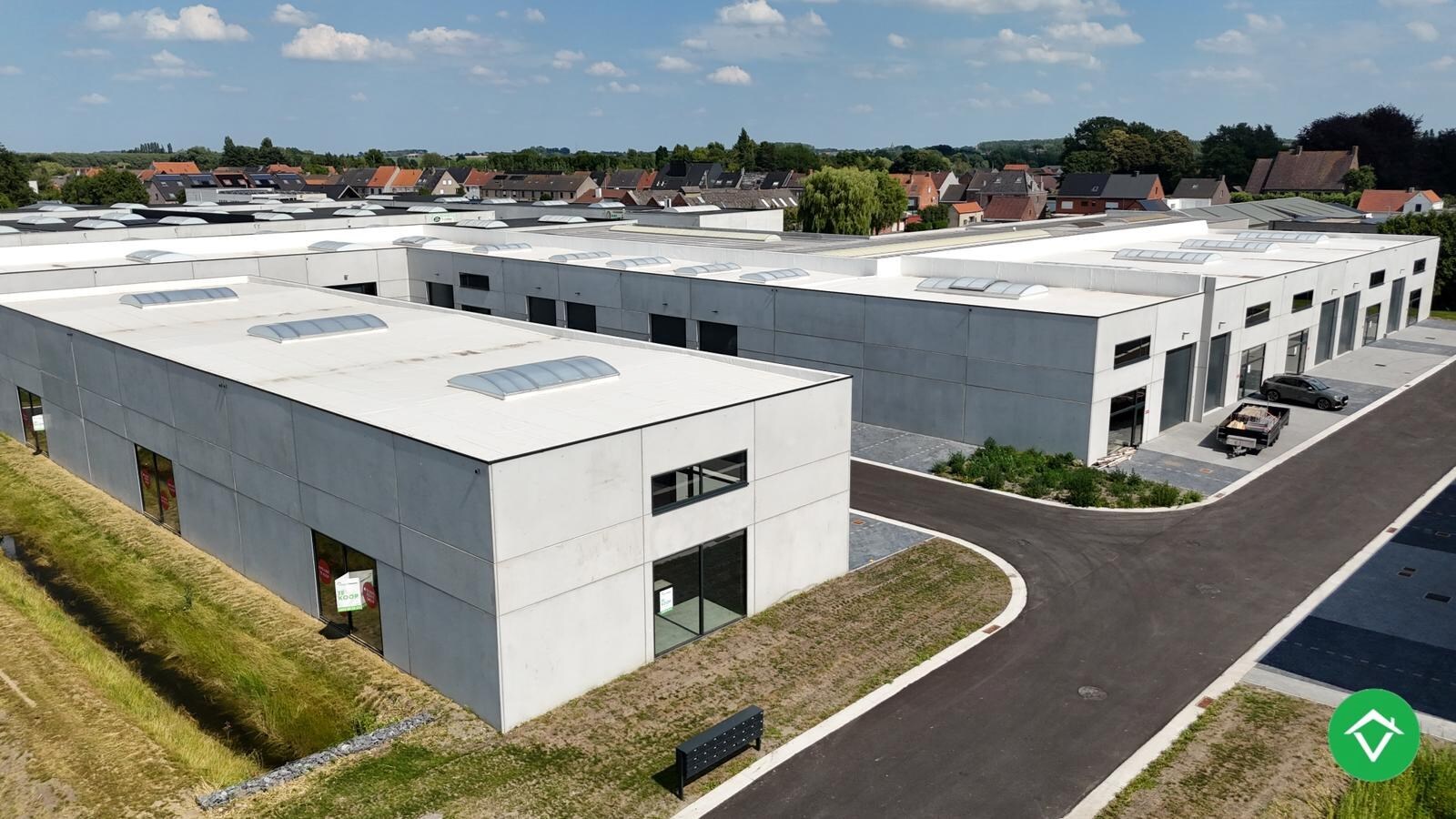 Loods te koop – 225 m² met 3 parkeerplaatsen inbegrepen op de industriezone te Ichtegem 