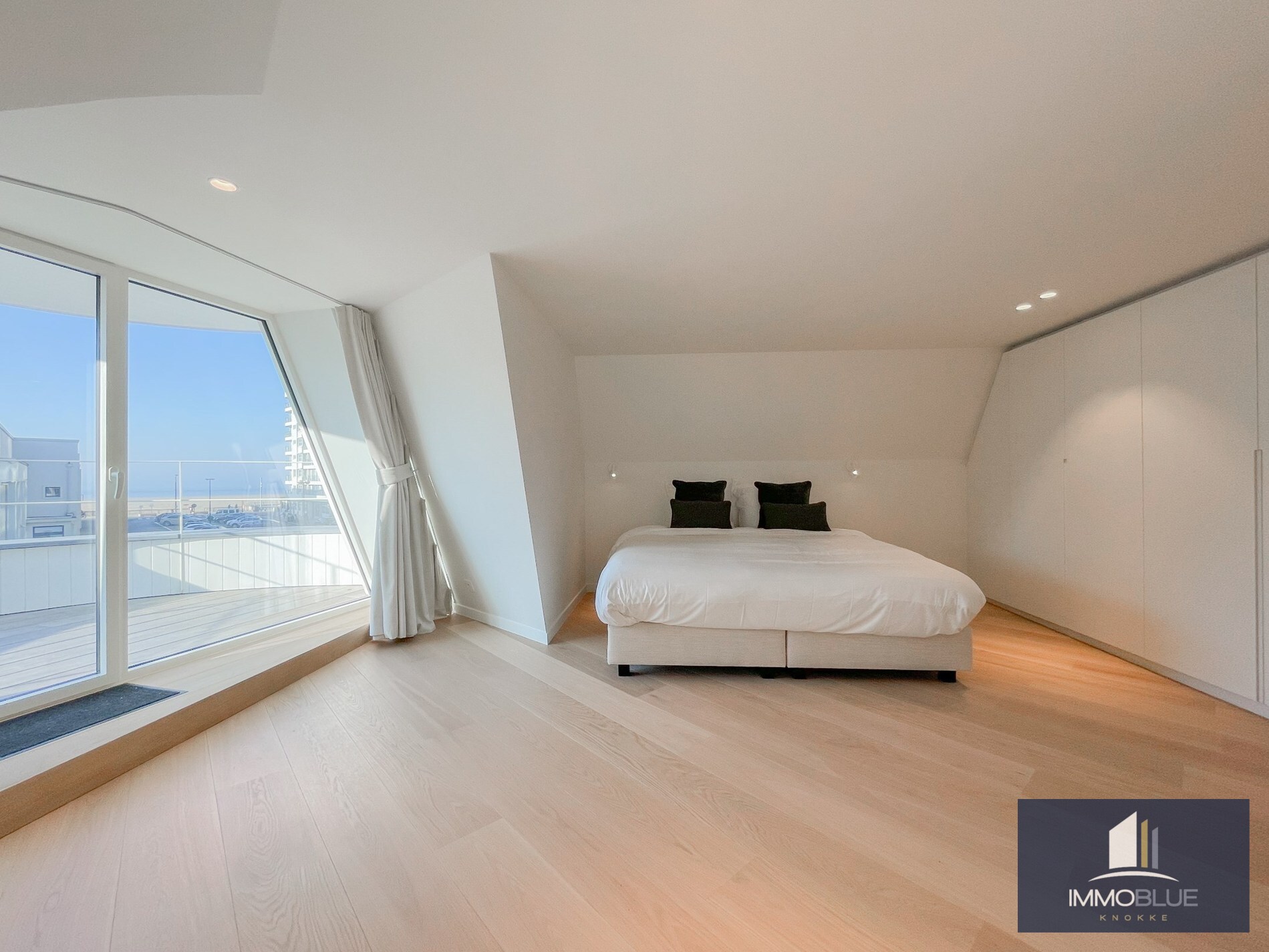 Exclusieve villa: Uitzonderlijk volledig gerenoveerde villa met frontaal zeezicht. 