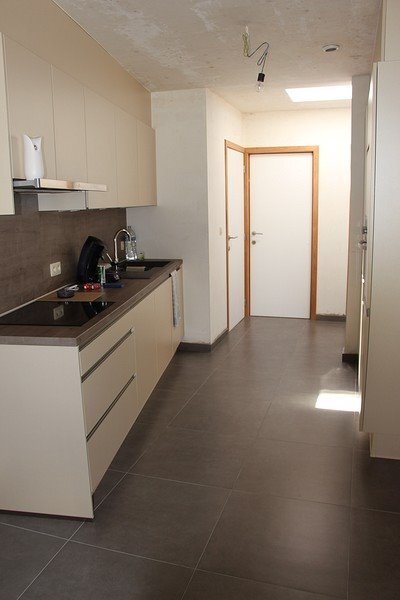 Gelijkvloers appartement met terras en garage te Koekelare 