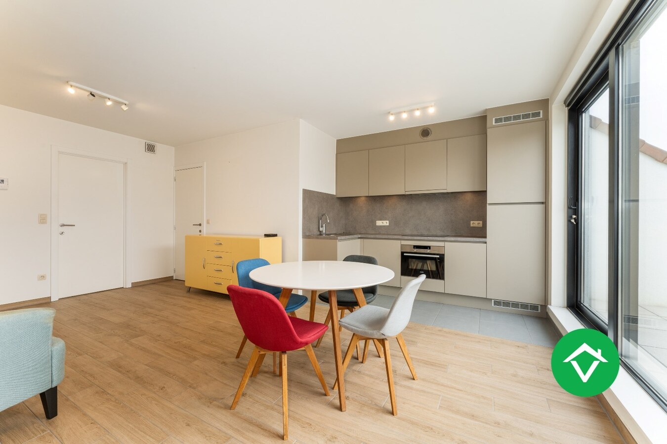 Recent, instapklaar appartement met één slaapkamer, ruim terras en autostaanplaats te Roeselare 