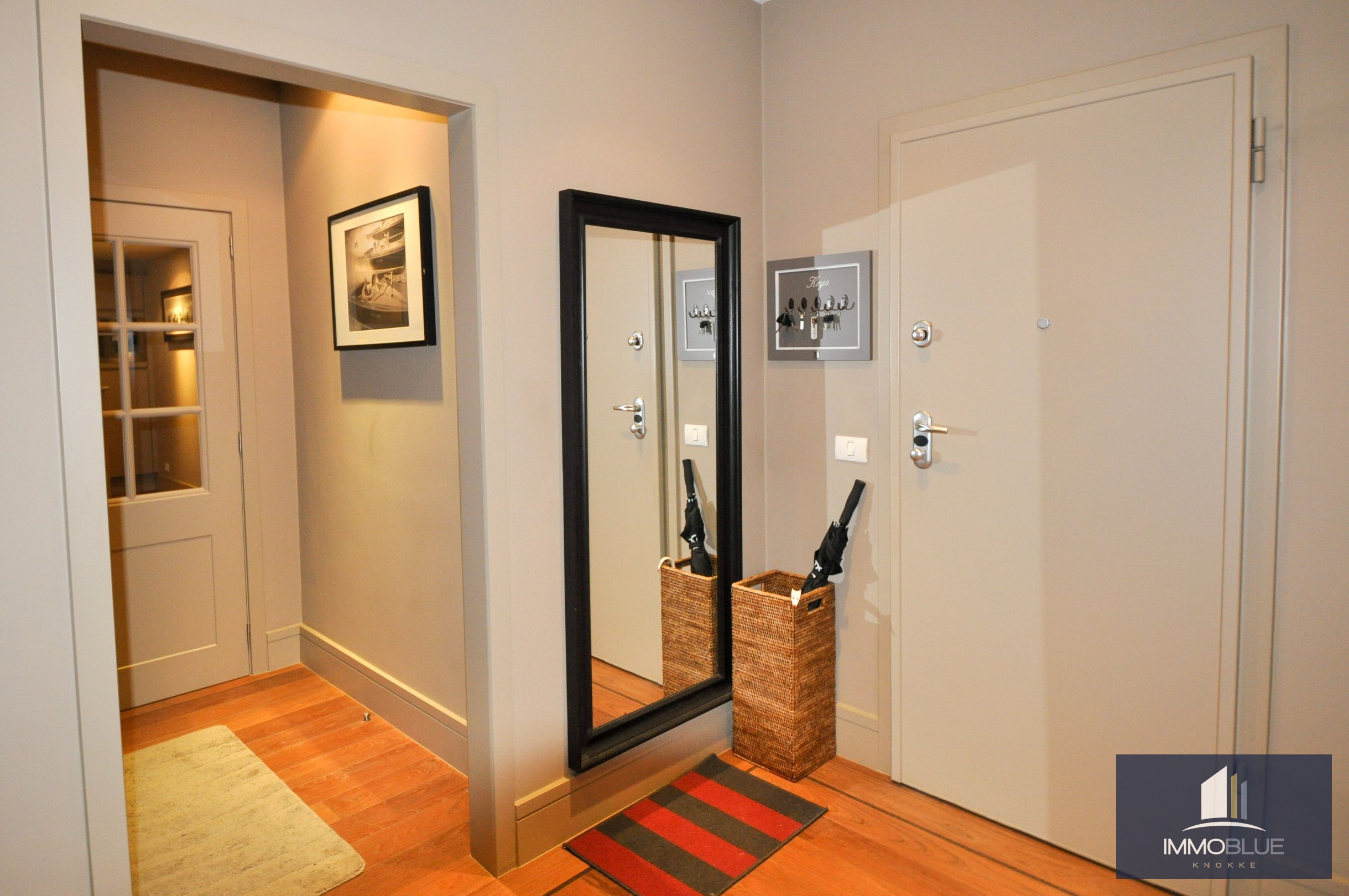 Appartement avec terrasse ensoleillée et garage intégré. 