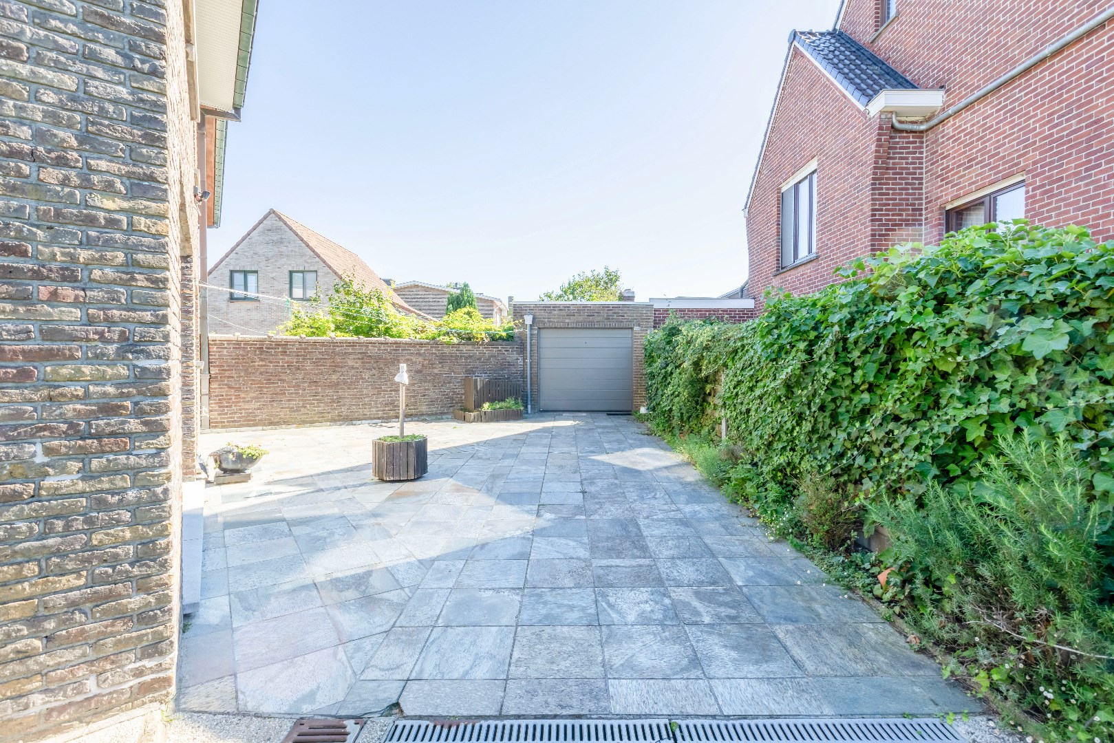 VERKOCHT - Ruime half open bebouwing met garage te Merelbeke 