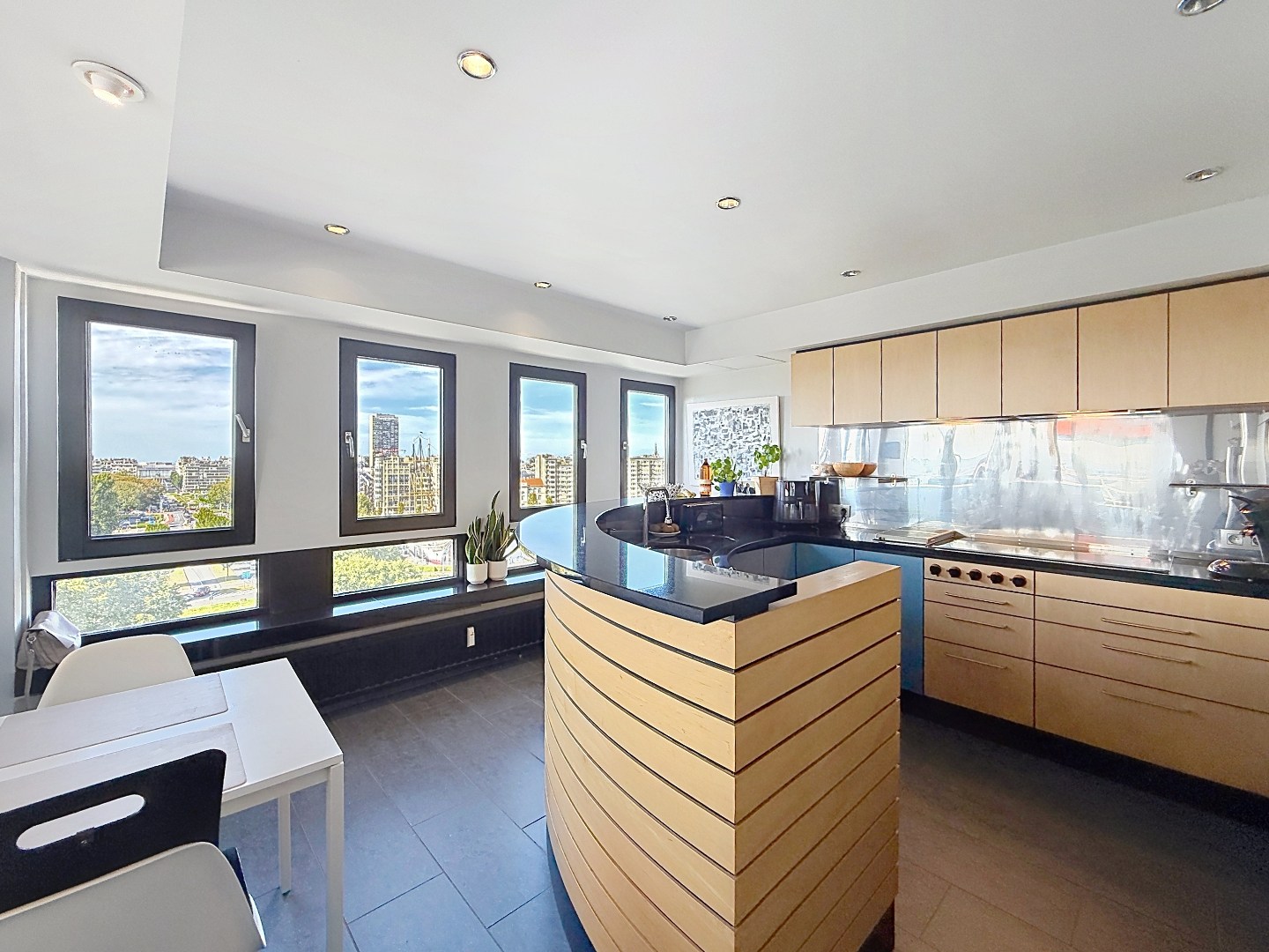 Appartement prêt à emménager exceptionnellement bien situé avec une vue magnifique sur le port de plaisance. 