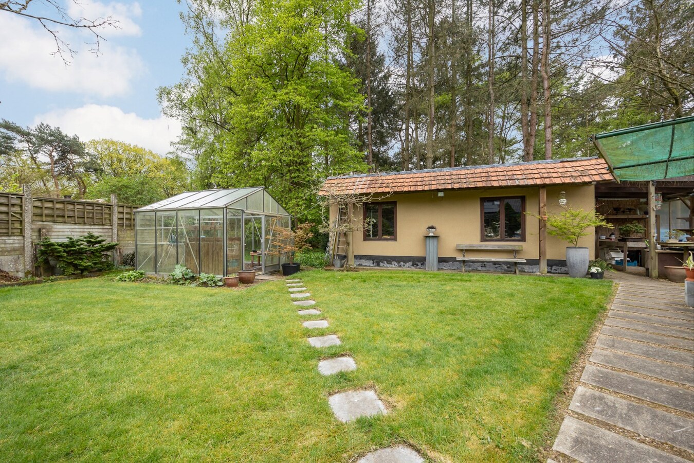 Rustig wonen in het groen –  gelijkvloerse woning op riant perceel van 2178 m² 