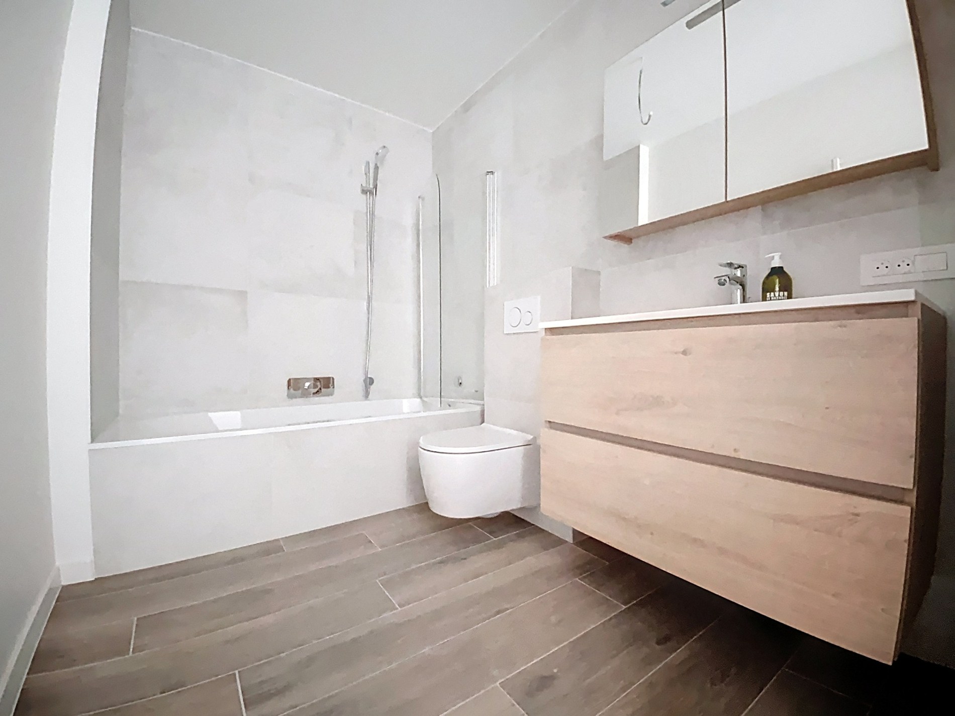 Appartement neuf haut de gamme au deuxième étage avec une vue imprenable sur la mer à vendre. 