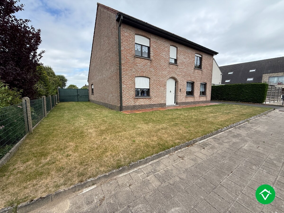 Alleenstaande woning met 5 slaapkamers, tuin en garage/loods te Roeselare 