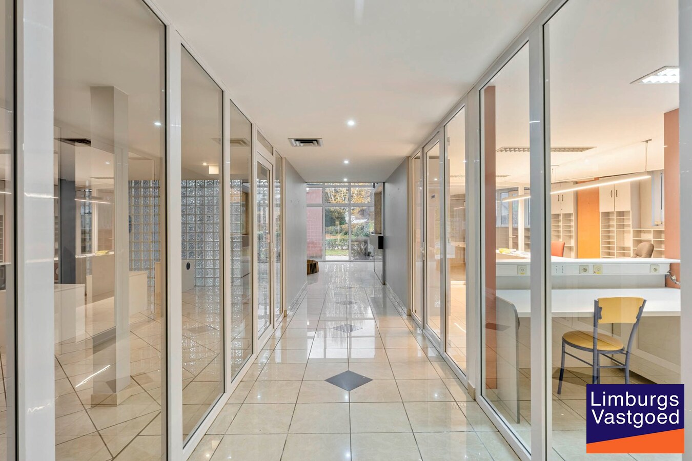 Bedrijfsgebouw met kantoren, magazijnen en woonst - groot 2580 m² 